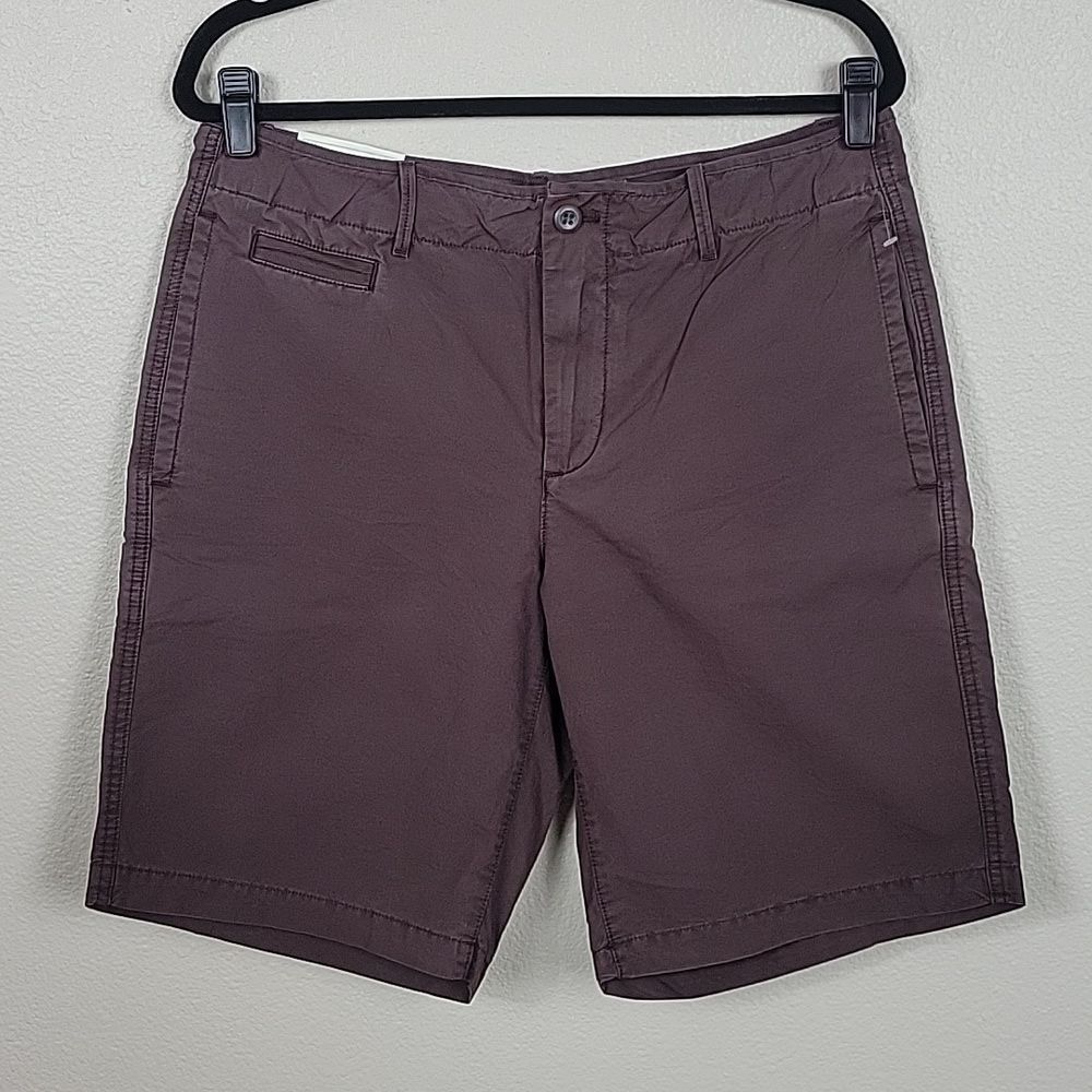 Gap Flat Front At-Knee Short. Size 33